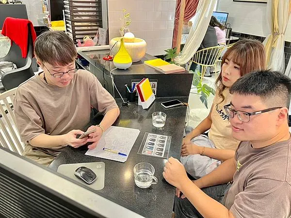 ＋（結婚登記懶人包）紅氣球自助婚紗～專業妝髮、絕美婚紗、獨家