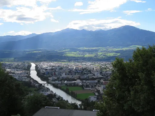 由阿爾卑斯山脈腰俯看因斯布魯克城