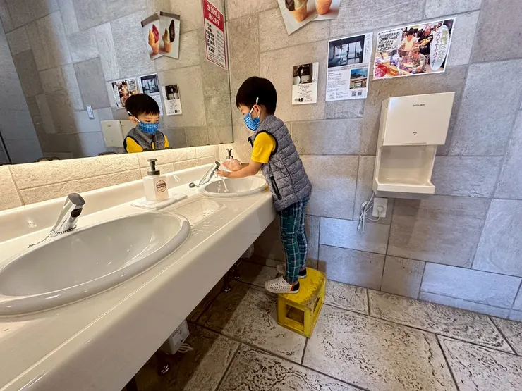 常帶孩子們去日本旅行,時常可見小板凳供孩子站高的貼心之舉。