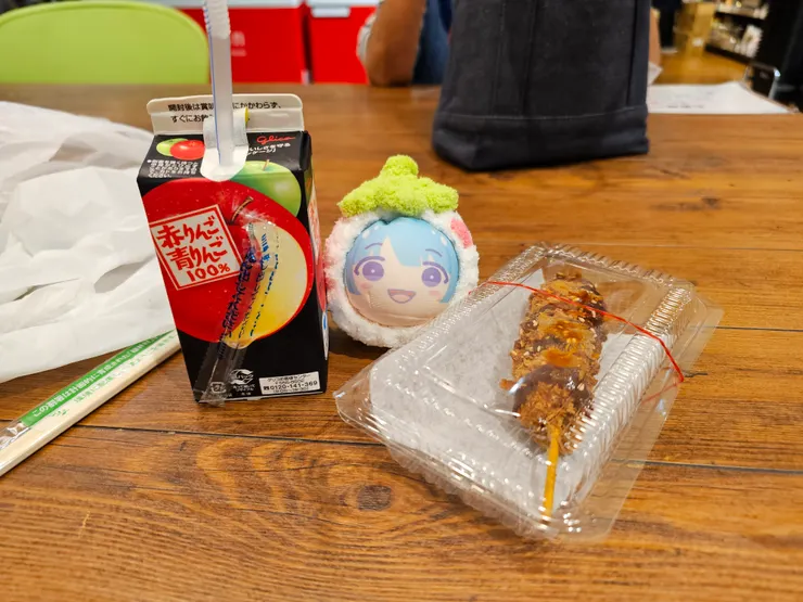 味噌炸豬排串和蘋果汁。好好吃ㄛ……