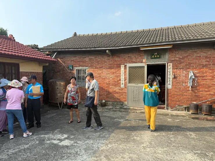 一行人在祖厝參觀