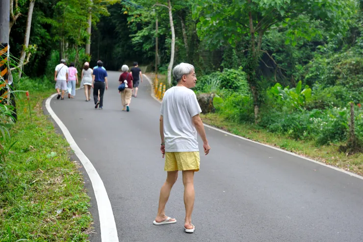 【蔓森活到了十六人卻是近年高峰！走800公尺山路去食園農園餐廳晚餐，回程天已全黑，還看到不少螢火蟲。】