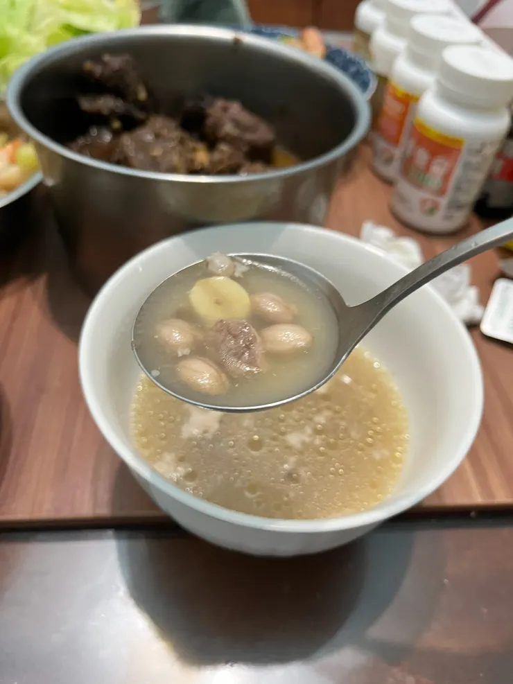 花生蓮子排骨湯好好喝，排骨吃光光才想到拍照。