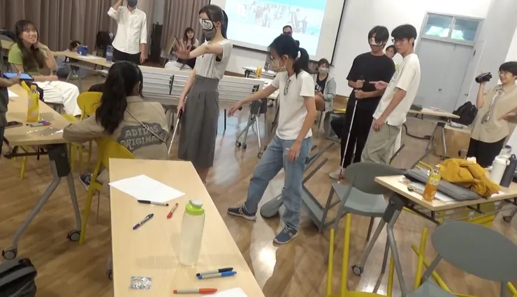 看看這現場有多困難重重,同學們努力著突破重圍!