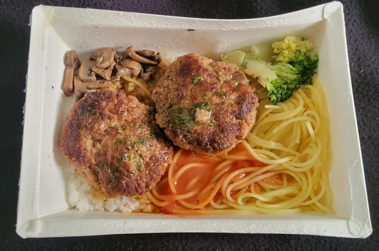 當中躺著的兩大片牛排真的很棒，同時還有飯和麵