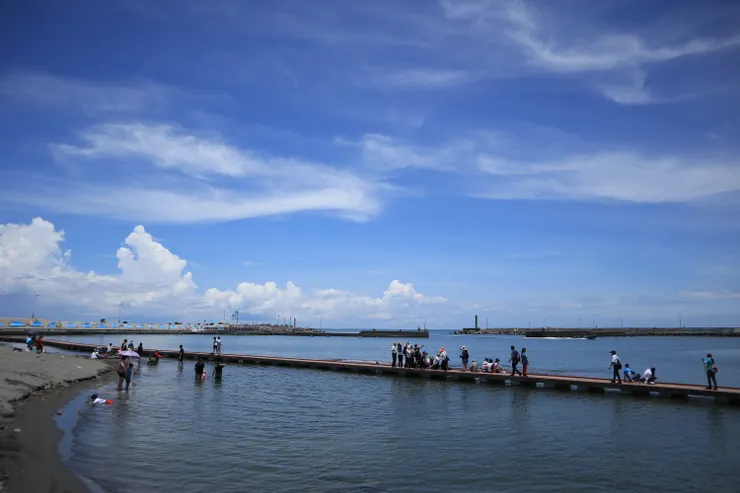 被木棧道圍起的戲水區域