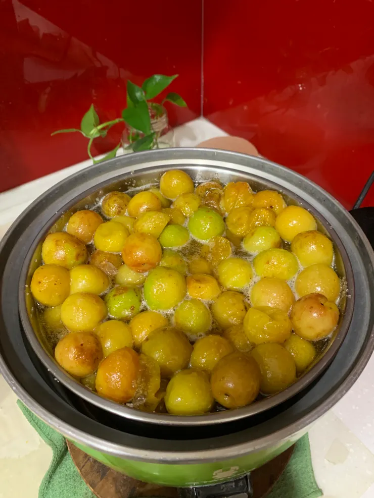 翻攪過（也因糖融化一些而把曬太陽那鍋也一起放進去。曬太陽