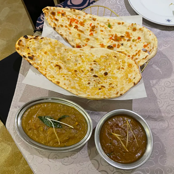 蒜味與什錦水果烤餅、咖哩羊肉、咖哩草蝦