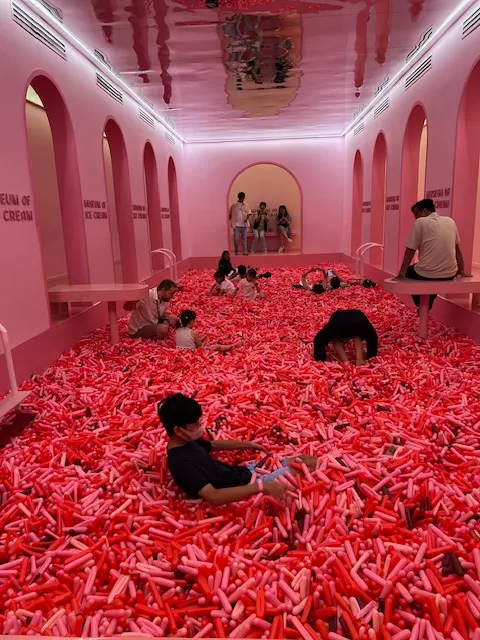 死亡芭比粉球池, photo by bookarchery