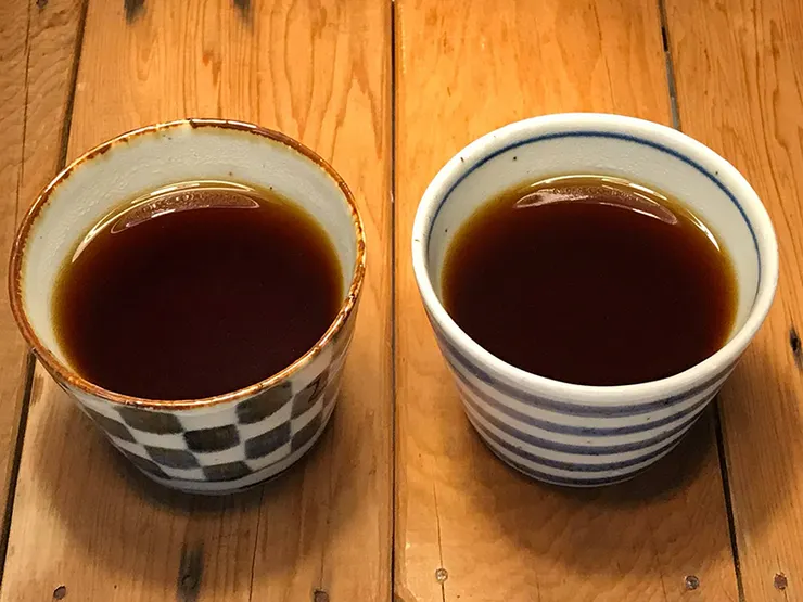 兩杯咖啡一沖出來便香氣四溢