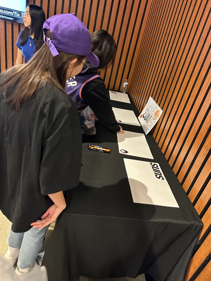 入口處長桌擺了筆及圖畫紙以及範本,可以自已畫上為隊伍加油的圖案跟字樣 (圖/躲貓貓)