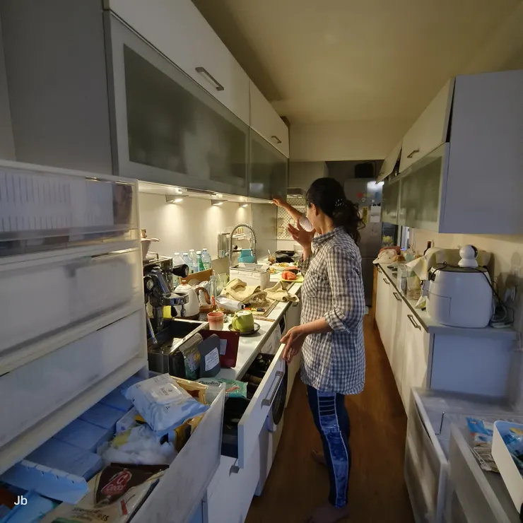 【女士們準備晚餐，時已20：30。】