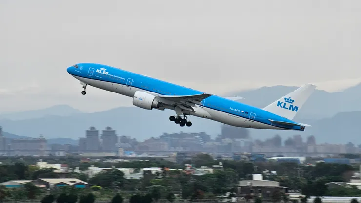 這是荷蘭皇家航空剛從台北起飛的波音B777客機!