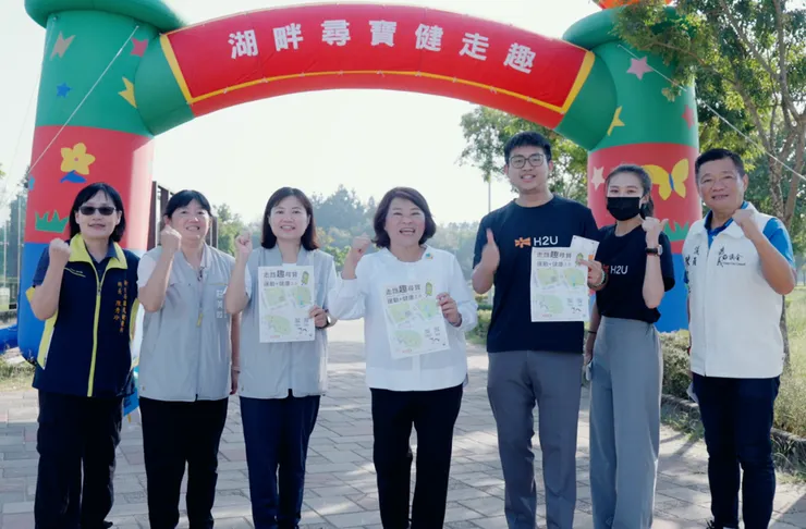 嘉義市黃敏惠市長(中)、嘉義市衛生局廖育瑋局長(左三)、H2U永悅健康張簡文昇總監(右三)。(圖／H2U永悅健康提供)