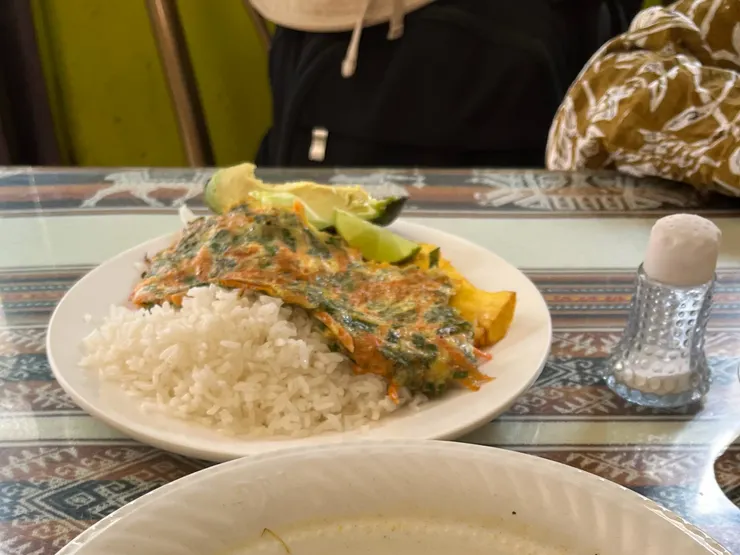 主菜有飯、波菜煎蛋（也可以選擇肉食）、薯條及酪梨。好撐，吃不完。