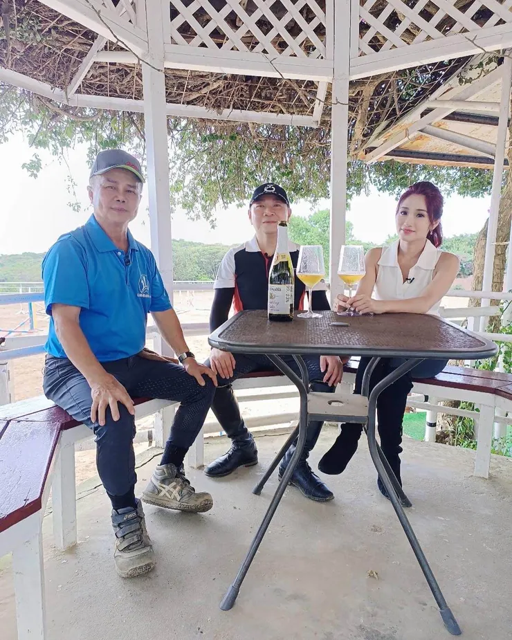 行銷真效ㄟ為專業行銷對談節目，中間為宏林跨媒體集團執行長程俊昇、右起主持人及製作人黃芓期、左邊為山海觀馬場經營者謝煥祥