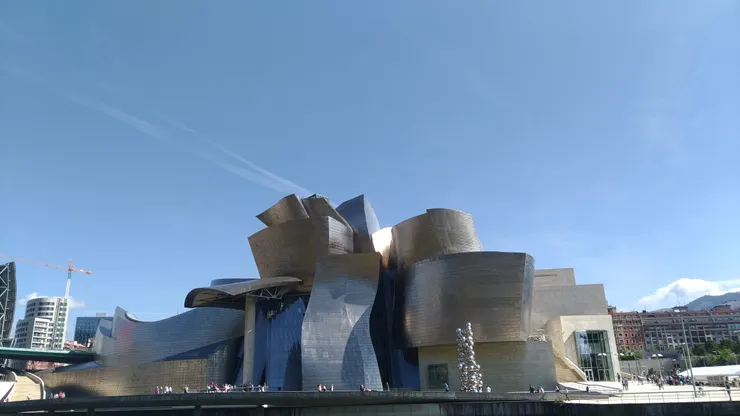 從河岸對面來看,更為壯觀