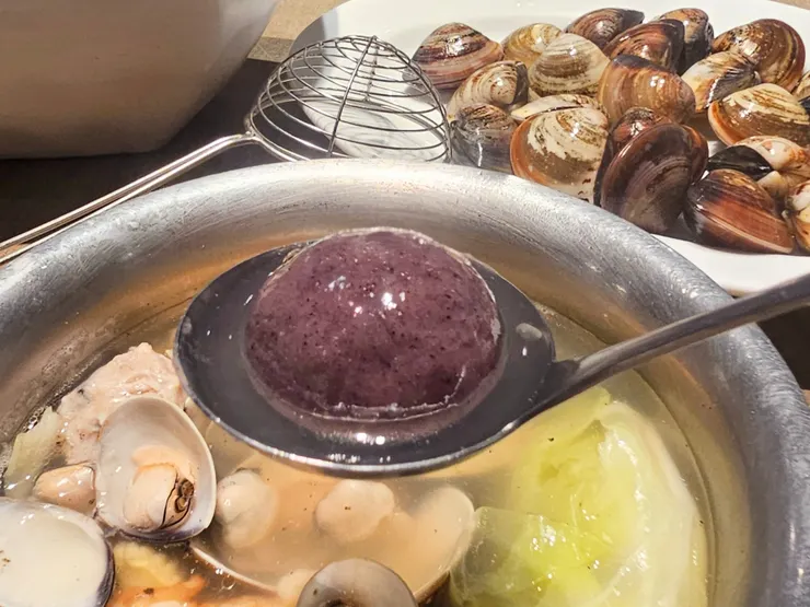 老客人回訪必找的紫色芝麻球,其實就是芝麻湯圓。