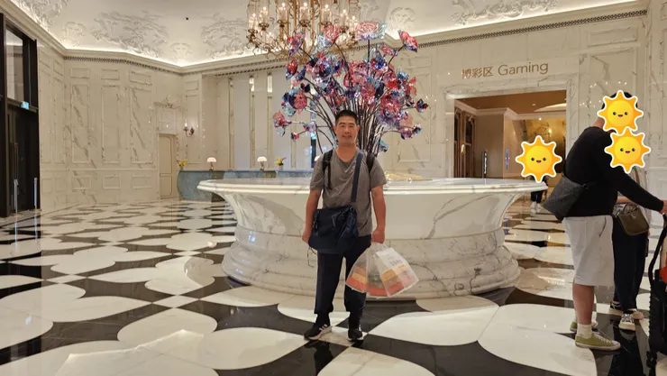 我身後就是澳門上葡京的博彩區!