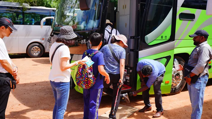 司機助理幫大家刷鞋