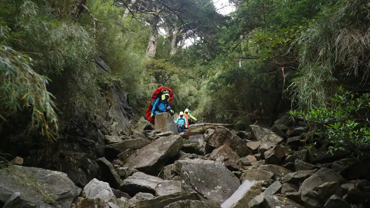 黃家小隊緊跟在後，大家互相照應，也互相確認路線是否正確。