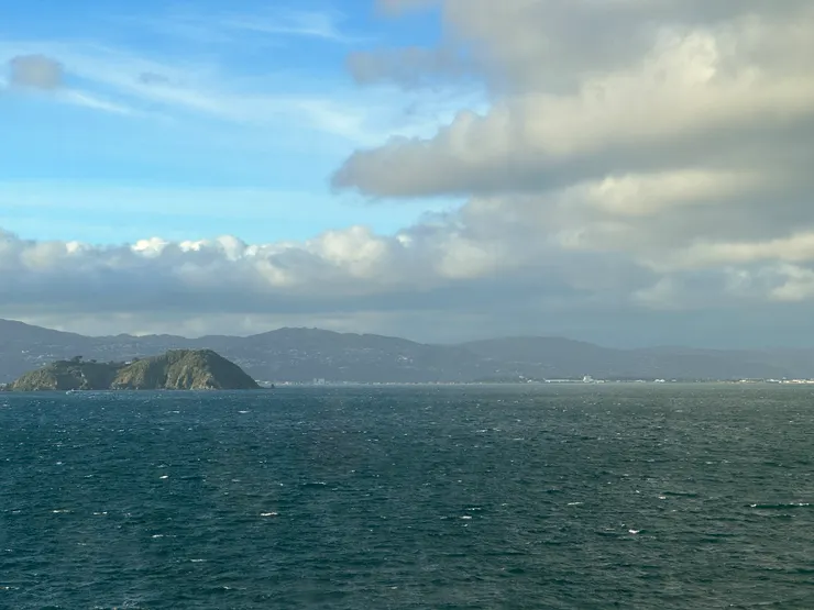 映入眼簾是滿布建築的北島，和南島的自然風光大異其趣。