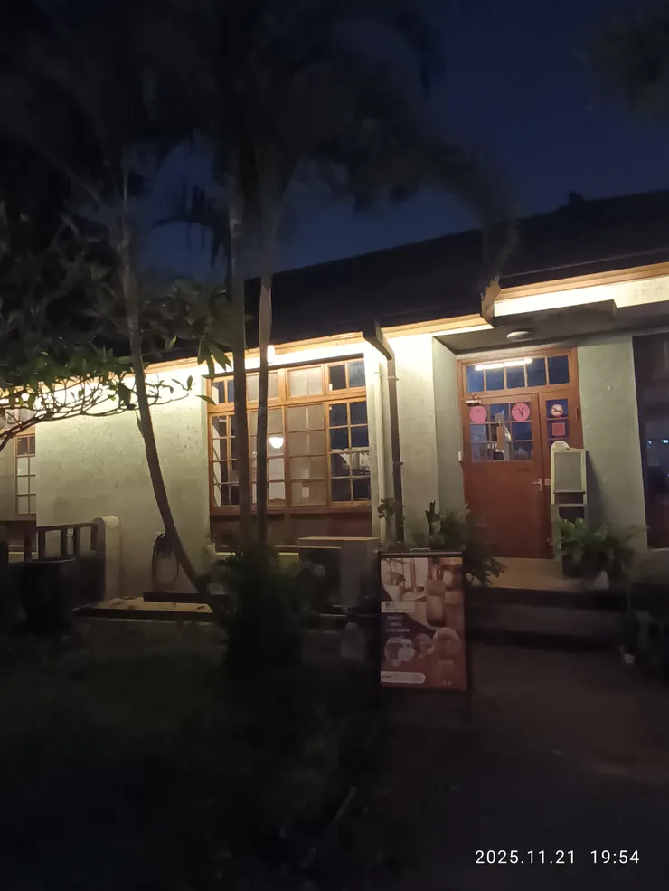 昏燈老屋網捕夢，自拍攝