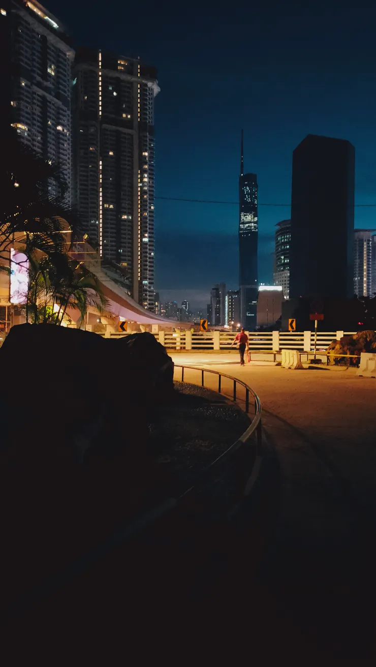 鄰近清晨7點左右仍未破曉的吉隆坡中央車站附近