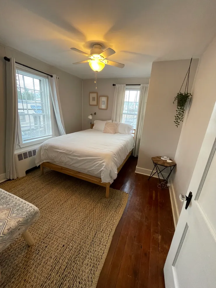 看起來很美，可是窗戶很重無法開，空氣不流通也悶