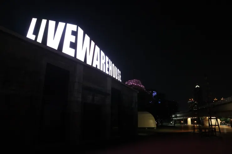 輕軌駁二大義站旁的 LIVE WAREHOUSE