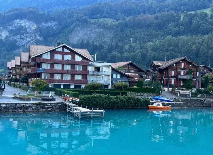 在船上沒下船的我，遠⋯⋯遠遠拍著玄彬彈鋼琴的棧板