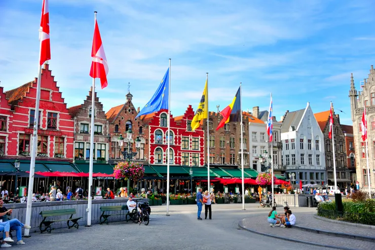 【集市廣場週邊商家。】