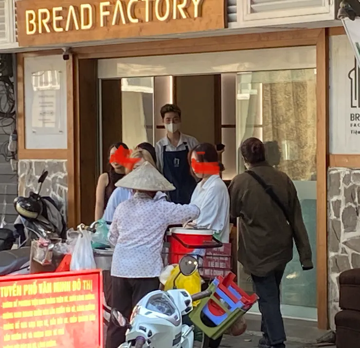 路邊殷勤兜售的小販