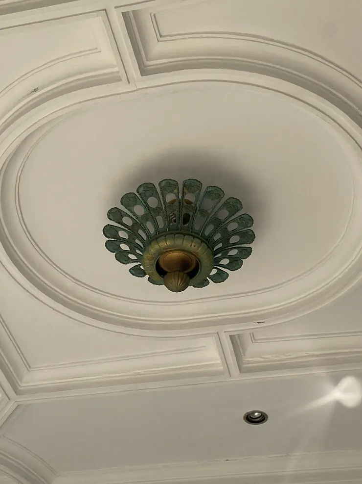 門口的吊燈造型細緻