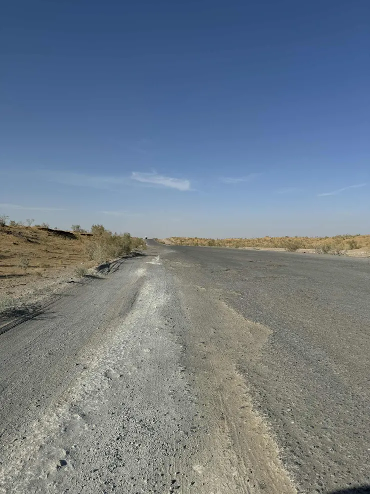 坑坑巴巴的道路