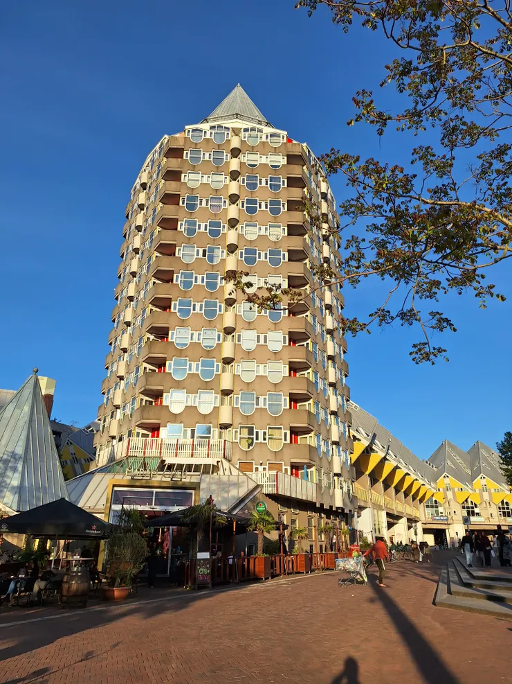 鉛筆屋，後方是方塊屋