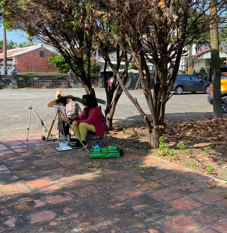 近正午時分在公園素描的哥哥姐姐們