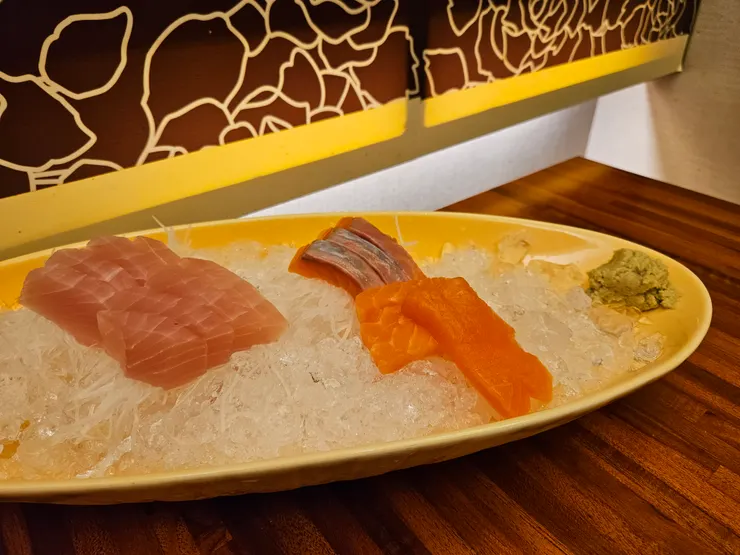 新鮮又肥美的鮭魚、旗魚生魚片~山葵是實實在在的手工細磨!