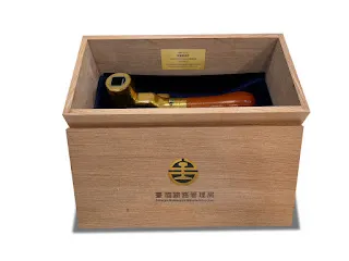 退役柴聯車的司軔閥把手禮盒，要價不斐呢！(圖片來源：台鐵FB)