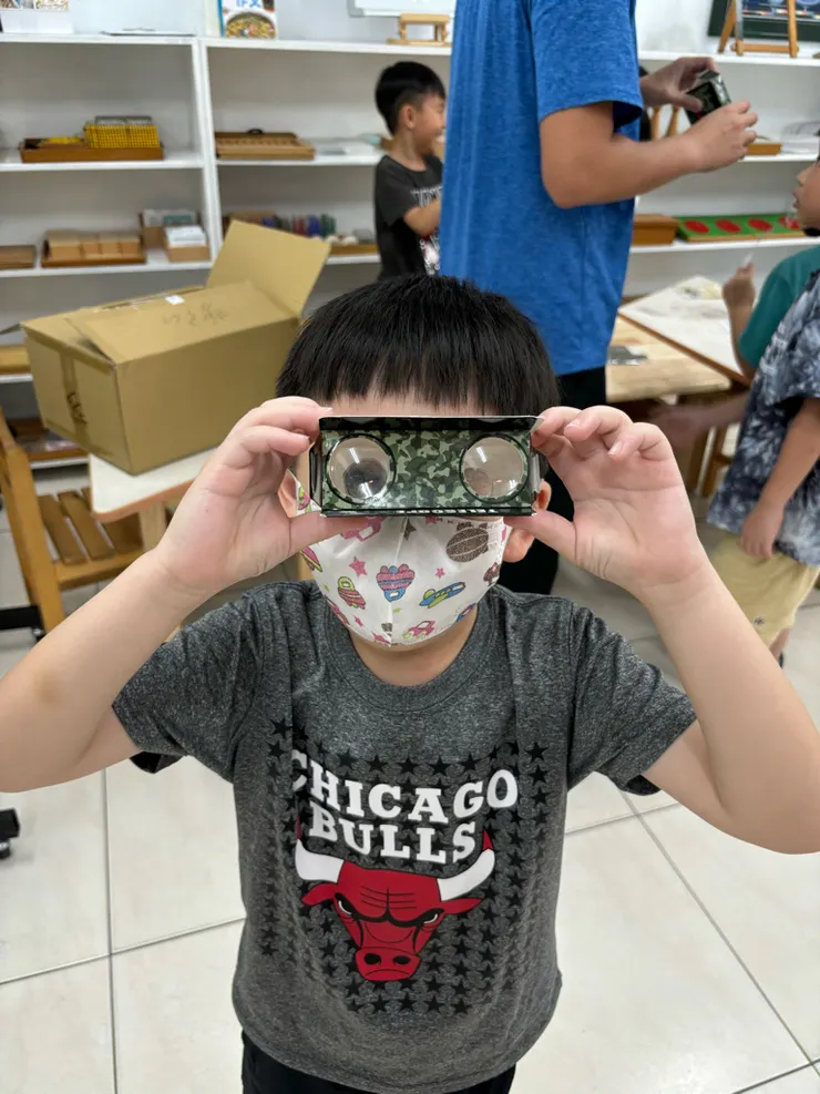 上華蒙特梭利小學在台南是一所獨特且充滿創意的實驗學校，提供從小學到高中完整的教育體系。這所學校自成立以來已有七年 介紹 