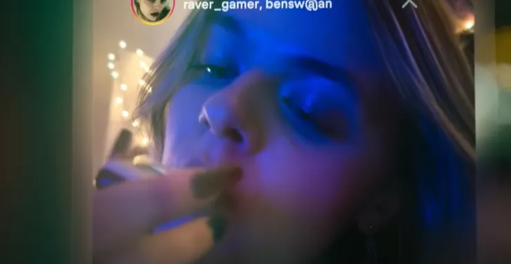 從女兒的通話影片中，克里斯發現那晚家裡還有另一個人。