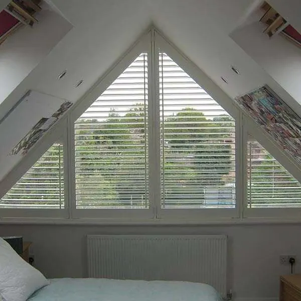 三角形窗，想想，其他窗簾怎麼處理？