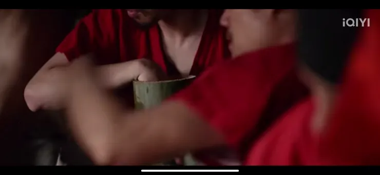 將荔枝與林檎（蘋果）一起放在竹筒裡。圖片取自愛奇藝網站