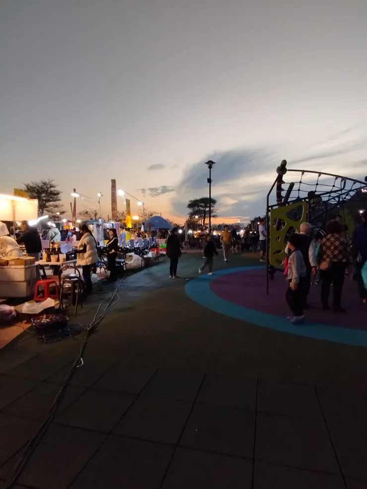 外圈夜市，內圈遊樂場