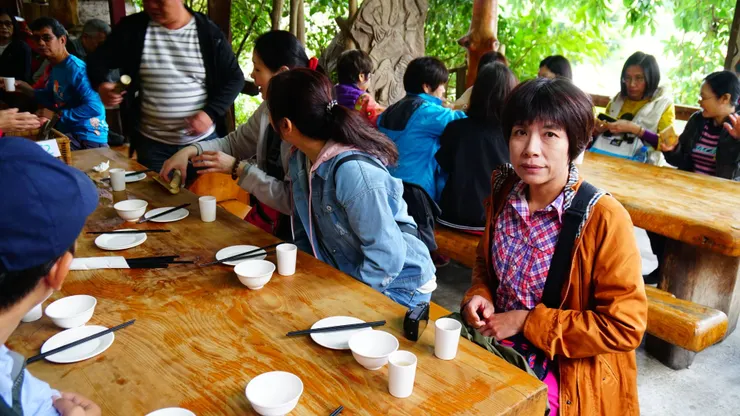 入座研究竹筒飯怎模敲