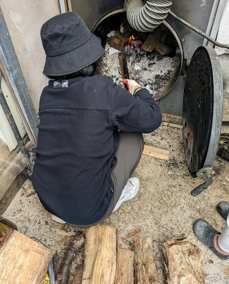 家戶產生的紙類垃圾也會一起拿來當燃料