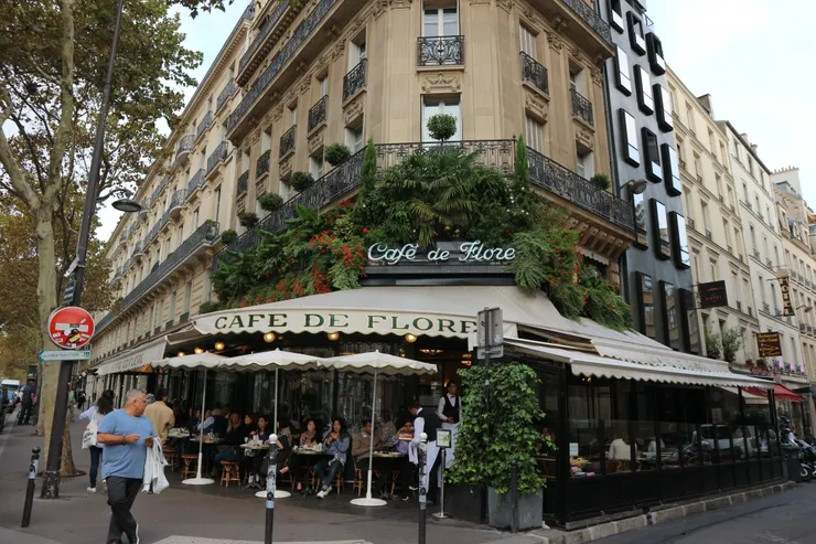 左岸的咖啡店座位總是朝著人行道