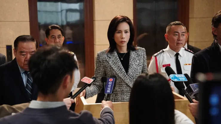 很久沒有電影作品的莫文蔚,這次在《焚城》中出演做決策的高官要角。