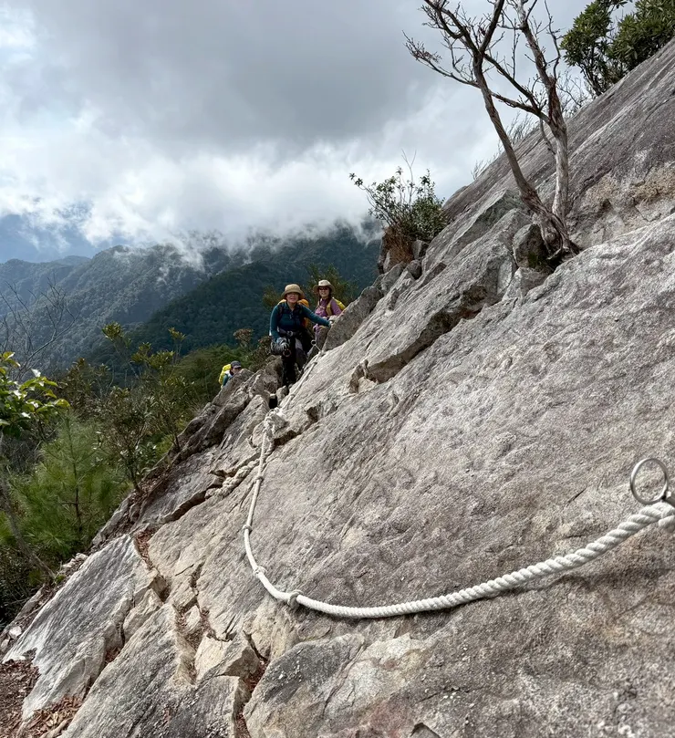 再次看到類似於起攀時的巨大斜面，就代表山頂快到了。