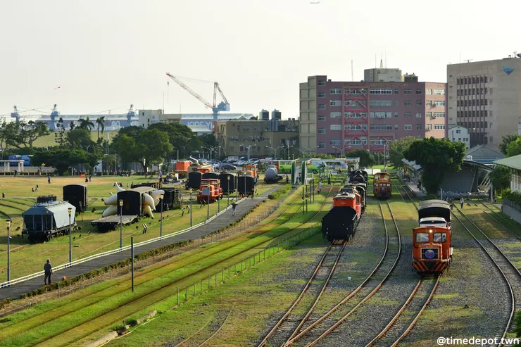 寬闊的場站中陳列著許多與高雄港貨運有淵源的火車，重現當年的營業榮景